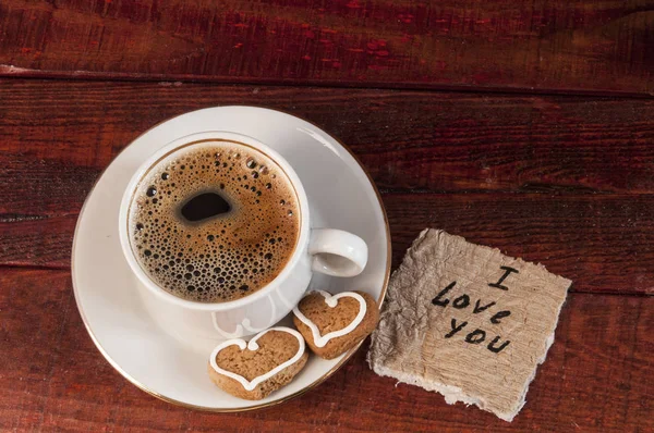 Galletas en forma de corazón y taza de café blanco —  Fotos de Stock