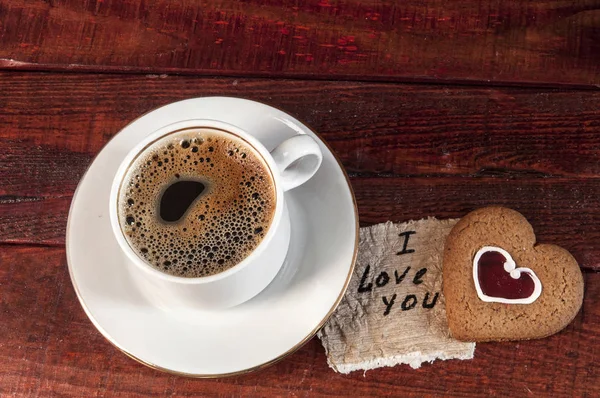 Galletas en forma de corazón y taza de café blanco —  Fotos de Stock