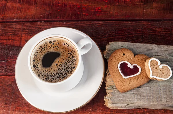 Galletas en forma de corazón y taza de café blanco —  Fotos de Stock