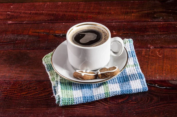 Biscotti a forma di cuore e tazza di caffè bianco — Foto Stock