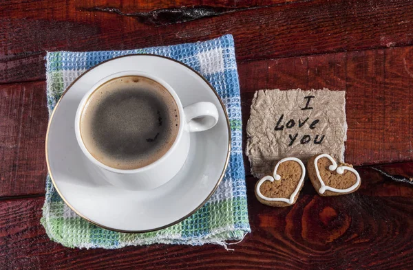 Galletas en forma de corazón y taza de café blanco —  Fotos de Stock
