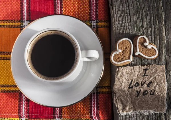 Biscotti a forma di cuore e tazza di caffè bianco — Foto Stock