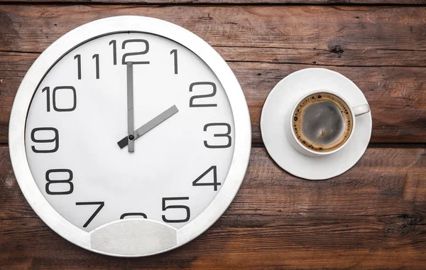 Hora del café: taza de café y reloj de pared —  Fotos de Stock