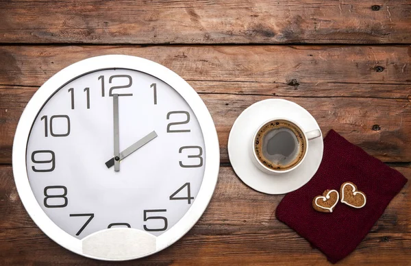 Coffee time: cup of coffee and wall clock — Stock Photo, Image