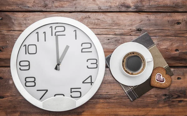 Coffee time: cup of coffee and wall clock — Stock Photo, Image