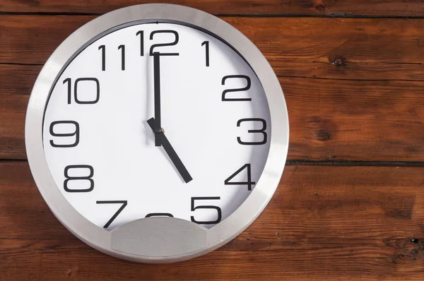 Hora del café: taza de café y reloj de pared — Foto de Stock