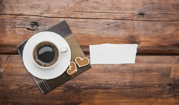 木製のテーブルの上のコーヒー カップとノート本 — ストック写真