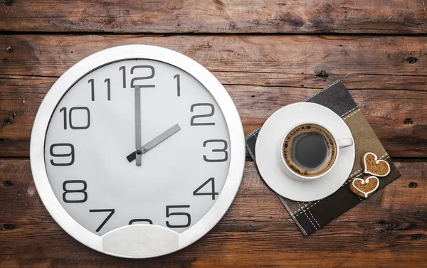 Час кави: чашка кави і настінний годинник — стокове фото