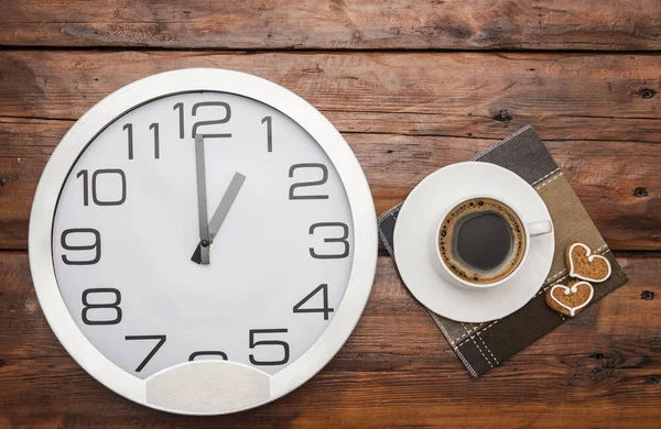 Coffee time: cup of coffee and wall clock — Stock Photo, Image