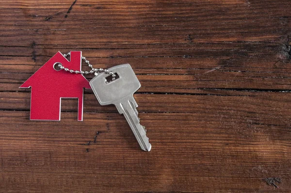 Symbol des Hauses mit silbernem Schlüssel — Stockfoto