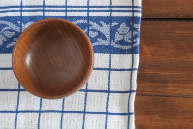 Ahşap masa üzerinde boş ahşap kase