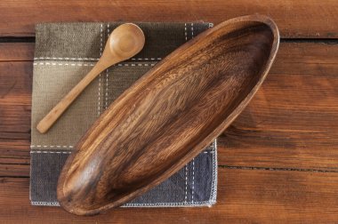 Ahşap masa üzerinde boş ahşap kase