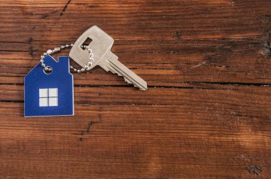 Gümüş anahtar evle sembolü 