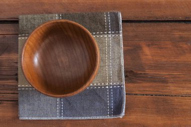 Ahşap masa üzerinde boş ahşap kase