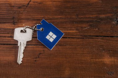 Gümüş anahtar evle sembolü 