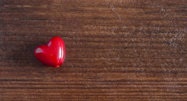 Cuore rosso su sfondo di legno — Foto Stock