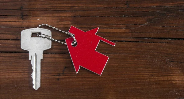 Символ дома с серебряным ключом — стоковое фото