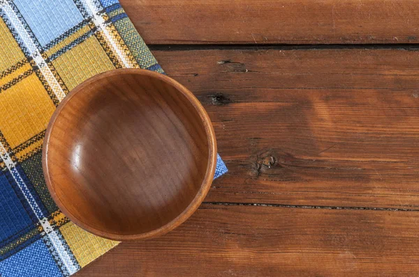Пустая деревянная чаша на деревянном столе — стоковое фото