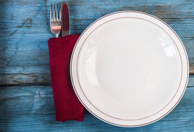 Ahşap masaya boş tabak