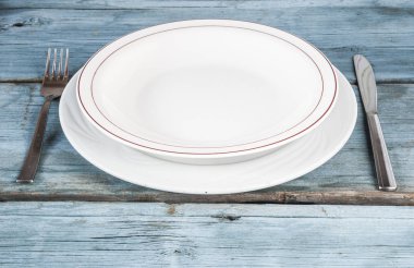 Ahşap masaya boş tabak