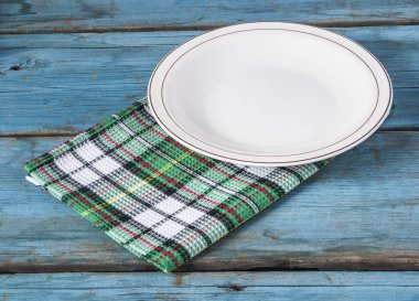 Mavi ahşap masa peçeteye ile boş levha