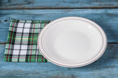 Mavi ahşap masa peçeteye ile boş levha