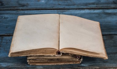 ahşap zemin üzerinde eski kitabın boş sayfaları aç