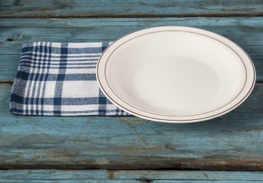 Mavi ahşap masa peçeteye ile boş levha