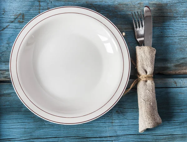 Prázdný talíř na dřevěném stole — Stock fotografie
