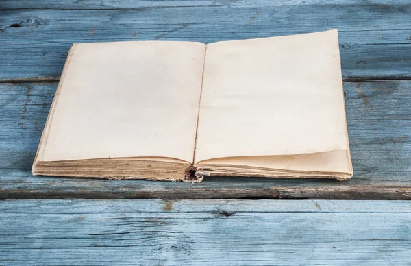 Abrir páginas em branco de livro antigo sobre fundo de madeira — Fotografia de Stock