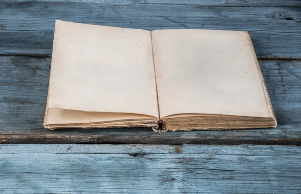 Abrir páginas em branco de livro antigo sobre fundo de madeira — Fotografia de Stock