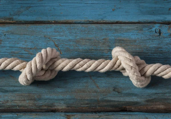 Rope knot on wood — Stock Photo, Image