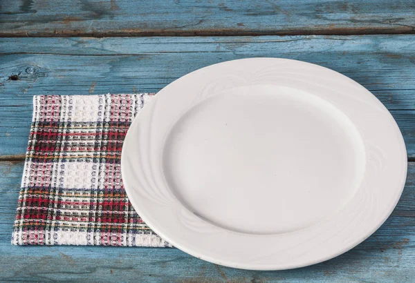 Assiette vide avec serviette sur table en bois bleu — Photo