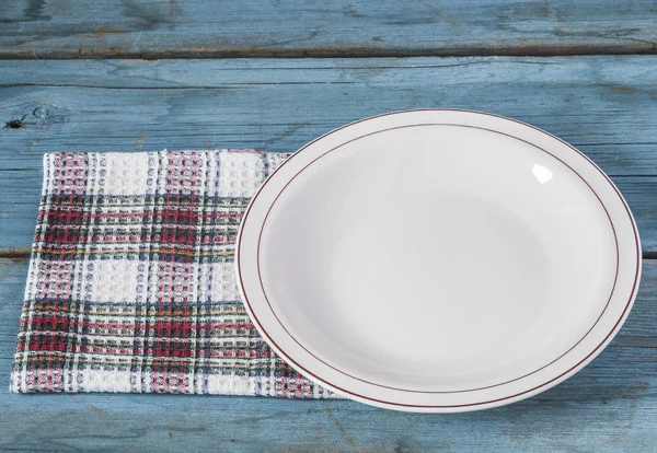 Assiette vide avec serviette sur table en bois bleu — Photo