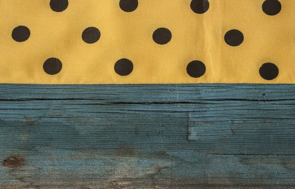 Sfondo da tovaglia e tavolo in legno — Foto Stock