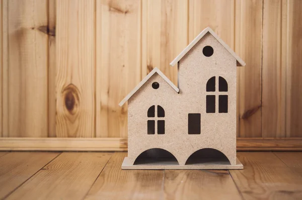 Маленький будинок на дерев'яній підлозі — стокове фото