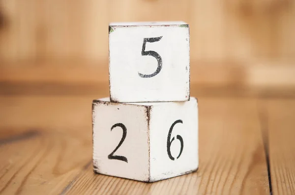 Cubo de madeira com o número — Fotografia de Stock