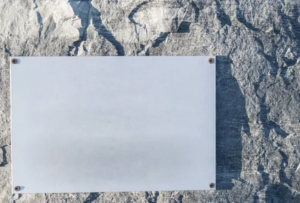 Una placa en blanco en una pared de piedra — Foto de Stock