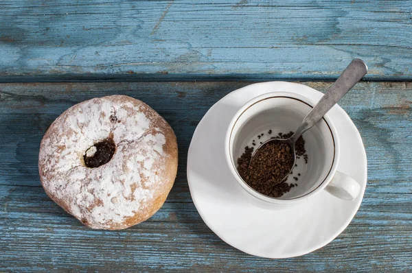 Kaffekopp med socker florsocker bulle — Stockfoto