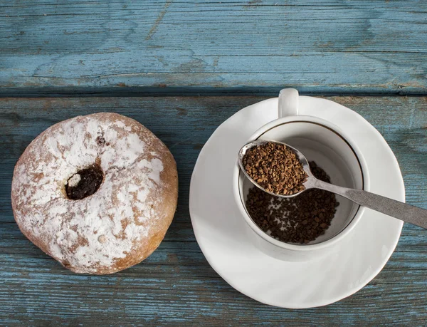 Kaffekopp med socker florsocker bulle — Stockfoto