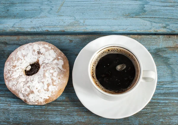 Xícara de café com açúcar em pó pão — Fotografia de Stock