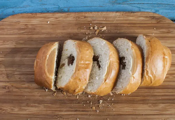 Frissen sült mazsolás kenyér szelet darabos finom íze az élelmiszer-háttér — Stock Fotó
