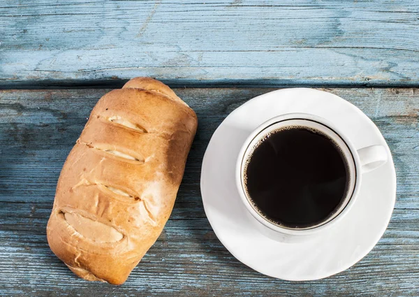 Xícara de café e pão fresco — Fotografia de Stock