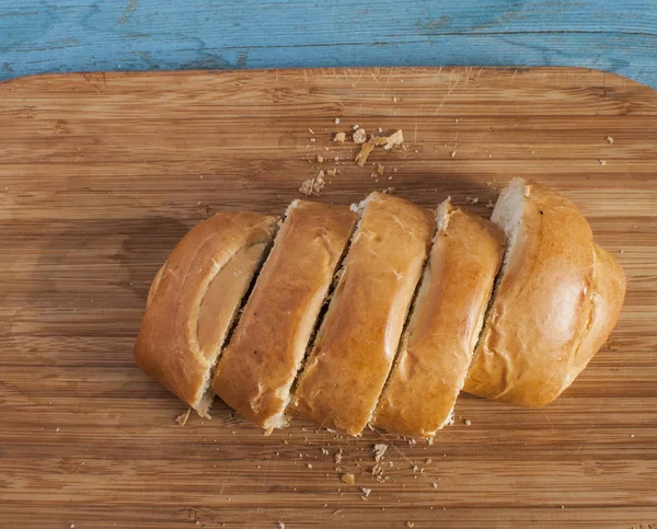 Versgebakken sneetje van rozijnen brood in stukken met heerlijke smaak voor voedsel achtergrond — Stockfoto