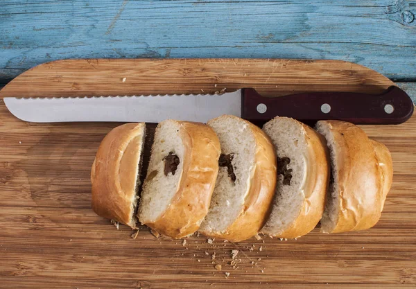 Свежеиспечённый хлеб с изюмом нарезанный на кусочки с вкусным вкусом для пищевого фона — стоковое фото