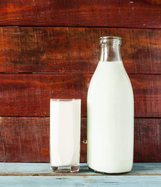 Hrnek mléka a láhev — Stock fotografie