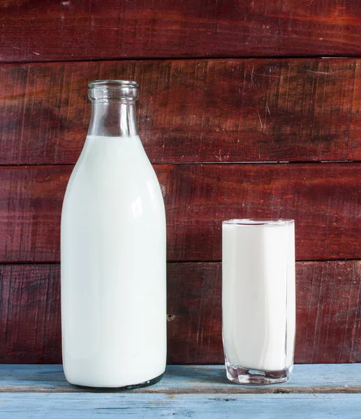Copo de leite e garrafa — Fotografia de Stock