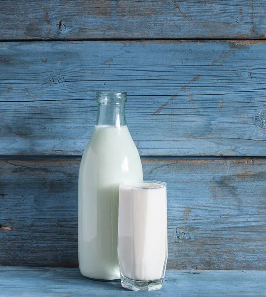 Φλιτζάνι γάλα και μπουκάλι — Φωτογραφία Αρχείου