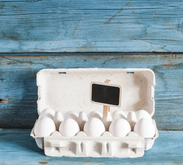 Boîte à œufs en carton sur table en bois — Photo