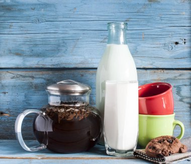 çay ve süt eski ahşap zemin üzerine